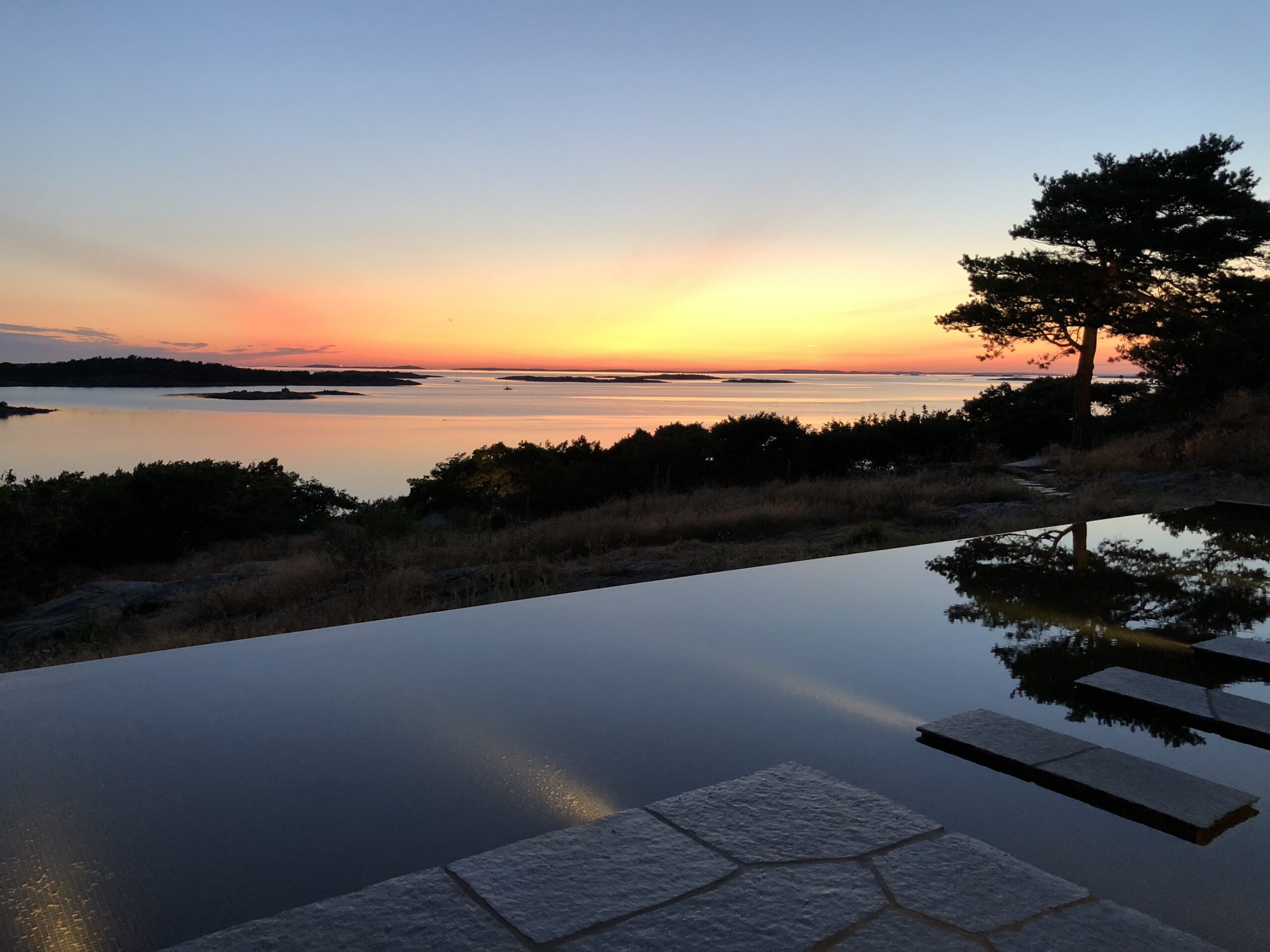 Njut av kvällssolen från denna swimmingpool