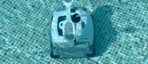 Poolrobot som städar medan du badar