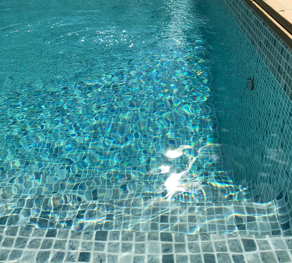Med ett kristallklart vatten i poolen blir en semester hemma skönare