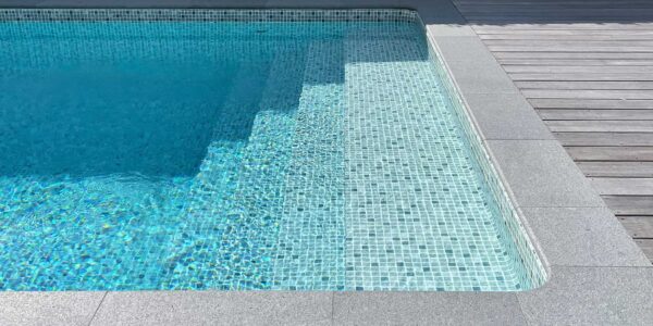 Har man en pool utanför sin dörr bor man vid vattnet