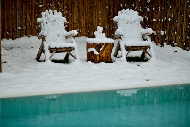 Pool och solstolar täckta med snö - Hur hanterar man sin pool på vintern? - Källa: Poolgiganten AB - Fotoplats: Täby (Stockholm)