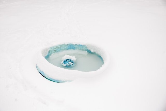 Vinterbild med snö och is som symboliserar vinterstängning av pool . Bild: Poolgiganten AB Plats: Lidingö (Stockholm)