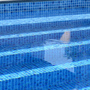 Detaljerad bild på en pooltrappa beklädd med liner, ingår i vår prisgaranti