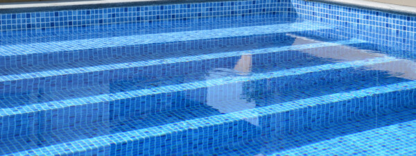 Detaljerad bild på en pooltrappa beklädd med liner, ingår i vår prisgaranti