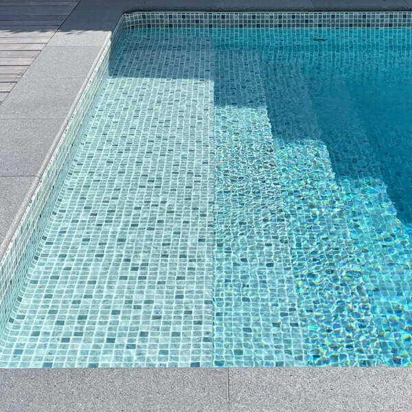 Detaljbild av pooltillbehör som kantsten och pooltrappa