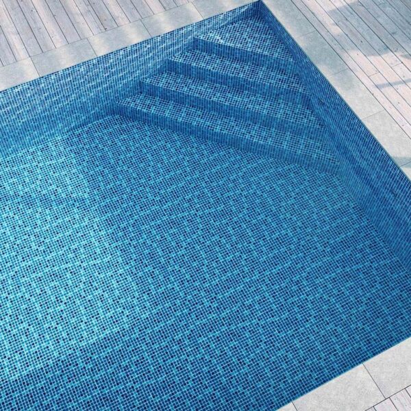 En lhörntrappa pool nedsänkt i altanen