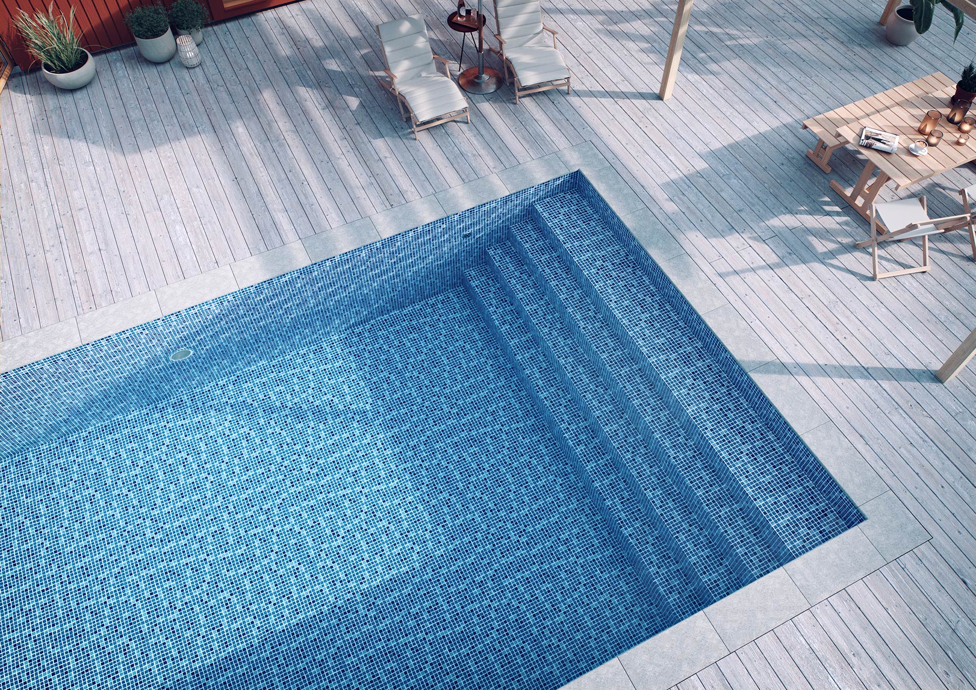 En helt vanlig gaveltrappa i en pool med blå mosaikliner