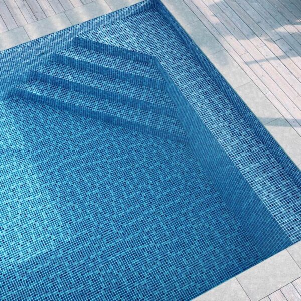 En loungetrappa med sittdel i en pool nedsänkt i altanen