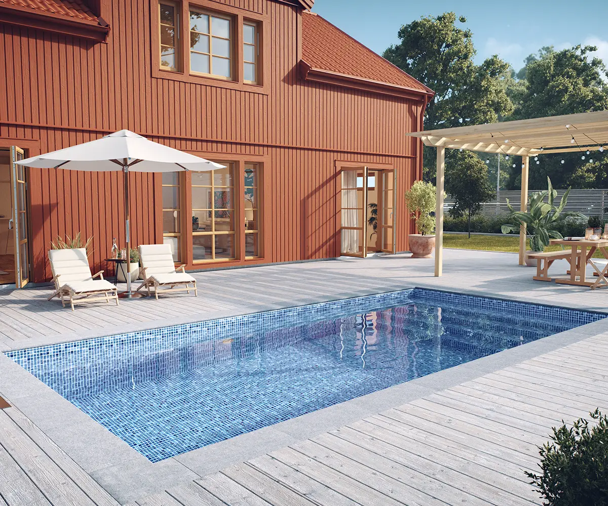 Rödmålad tvåplansvilla med en vacker pool nedsänkt i altanen